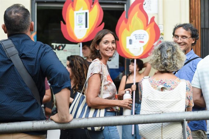 La portavoz del PSOE en el Ayuntamiento de Madrid, Reyes Maroto, durante una manifestación en defensa de los espacios públicos y sus equipamientos de Arganzuela, a 4 de agosto de 2025, en Madrid.