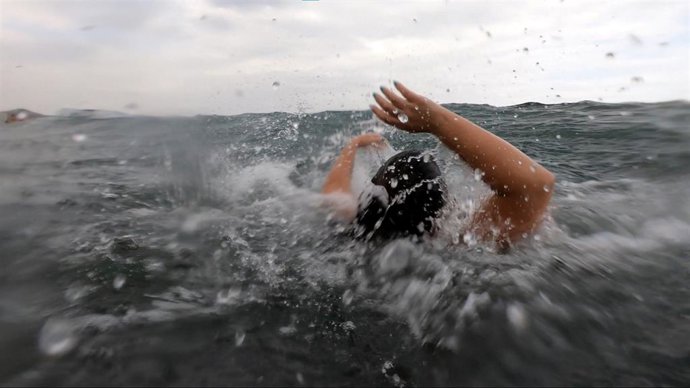 Una persona en apuros en el mar