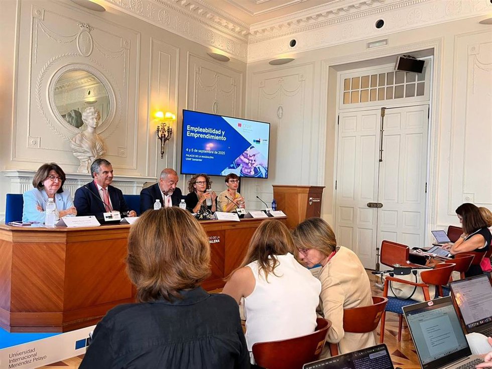 El Consejero De Medio Ambiente, Universidades, Investigación Y Mar Menor, Juan María Vázquez, Durante Su Intervención En La Sesión Como Crear Un Ecosistema Emprendedor En La Universidad Organizado Por La CRUE, En El Palacio De La Magdalena De Santander