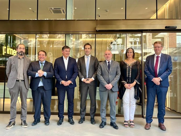 El ministro de Economía, Comercio y Empresa, Carlos Cuerpo; el presidente del ICO, Manuel Illueca; el presidente de Pimec, Antoni Cañete, y el delegado del Gobierno en Catalunya, Carlos Prieto, junto a otros represenantes