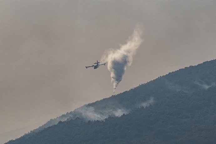 Un hidroavión colabora en las labores de extinción del fuego, a 20 de agosto de 2025, en Jerte, Cáceres, Extremadura (España). El viento, que podría registrar rachas importantes, dificultará las labores de extinción del incendio en Jarilla (Cáceres), mien