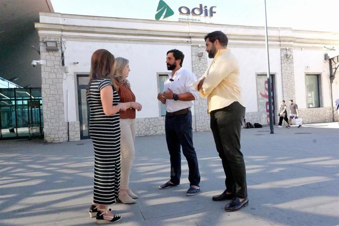 Jacobo Robatto, en el centro en la imagen, con representantes de Vox en la Diputación y el Ayuntamiento de Granada