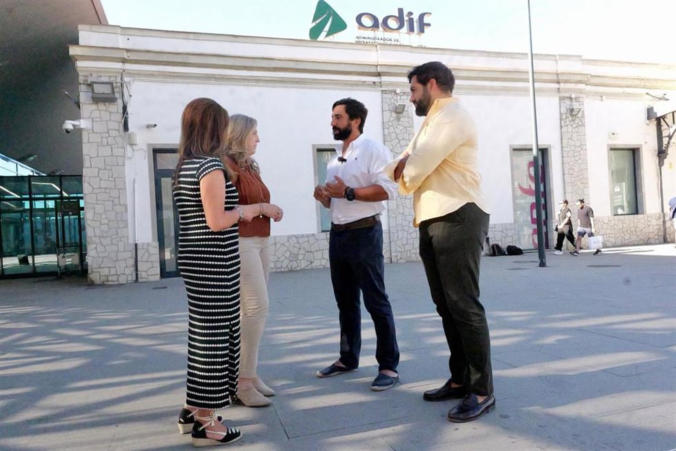Jacobo Robatto, en el centro en la imagen, con representantes de Vox en la Diputación y el Ayuntamiento de Granada