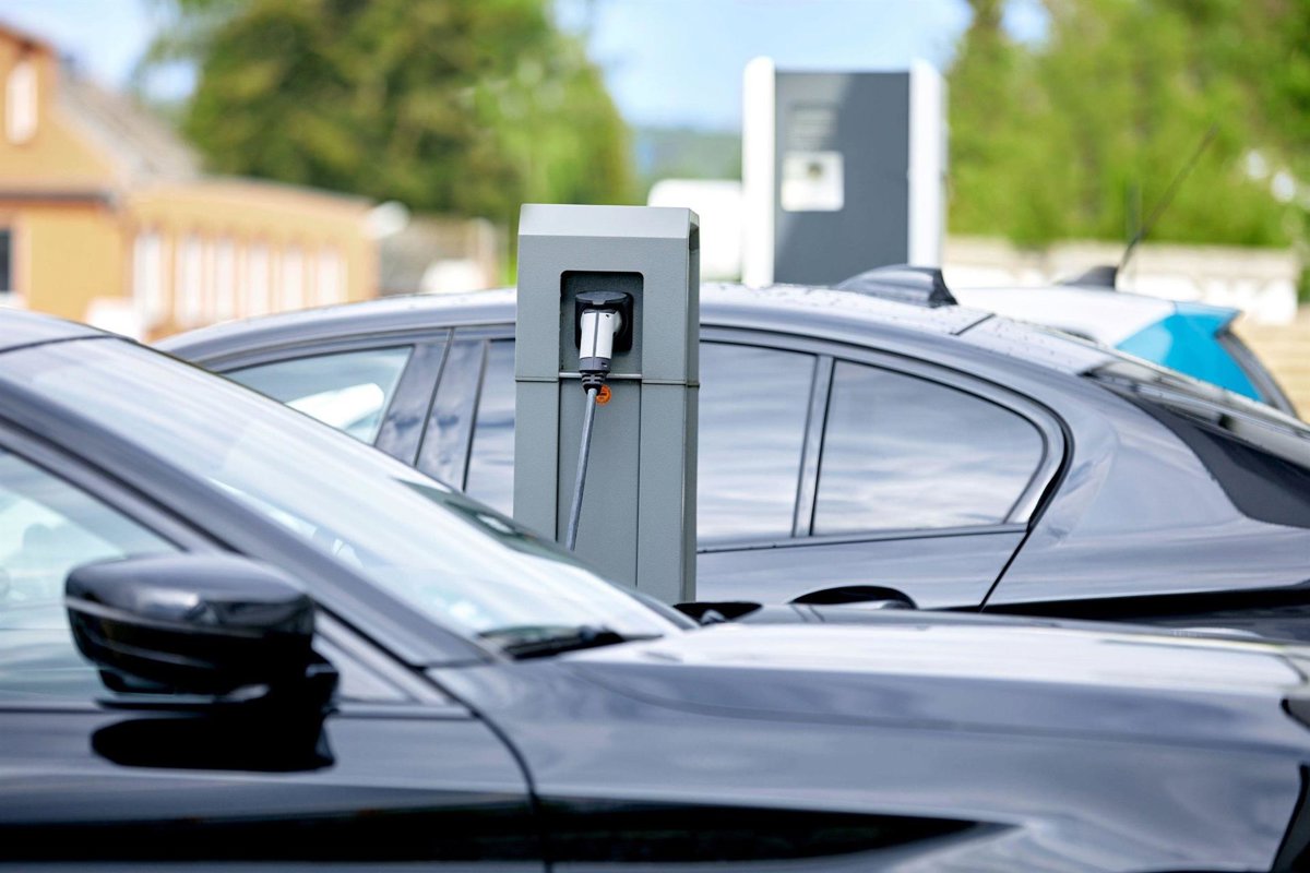 La red pública de recarga eléctrica crece un 6% y alcanza 48.070 puntos operativos a cierre de agosto