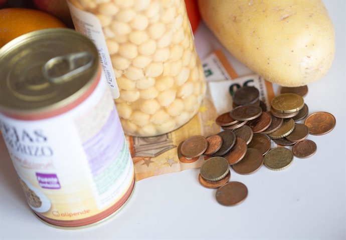 Archivo - Varios productos con dinero en efectivo, a 31 de julio de 2025, en Madrid (España). El Índice de Precios de Consumo (IPC) elevó cuatro décimas su tasa interanual en julio, hasta el 2,7%, debido a un efecto base asociado a la caída del precio de 