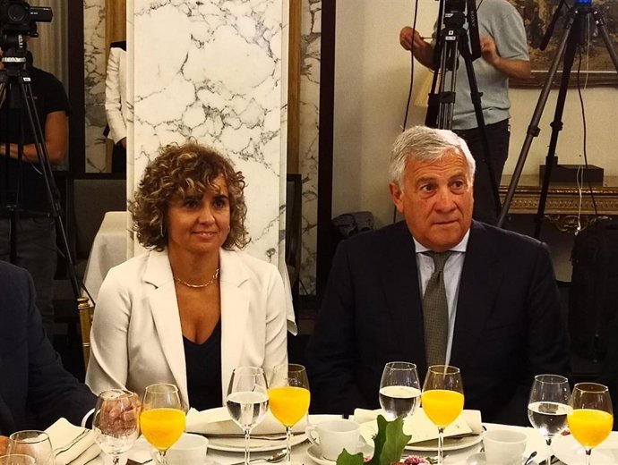 La portavoz del PP en el Parlamento Europeo y secretaria general del PP Europeo, Dolors Montserrat, junto con el ministro de Exteriores y vicepresidente del Gobierno italiano, Antonio Tajani.