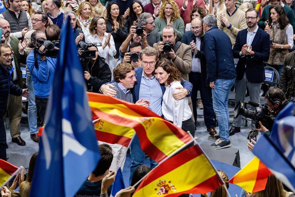 Archivo - (I-D El alcalde de Madrid, José Luis Martínez-Almeida; el presidente del Partido Popular, Alberto Núñez Feijóo, y la presidenta de la Comunidad de Madrid, Isabel Díaz Ayuso, se abrazan en un acto de En defensa de un gran país, en el Institut