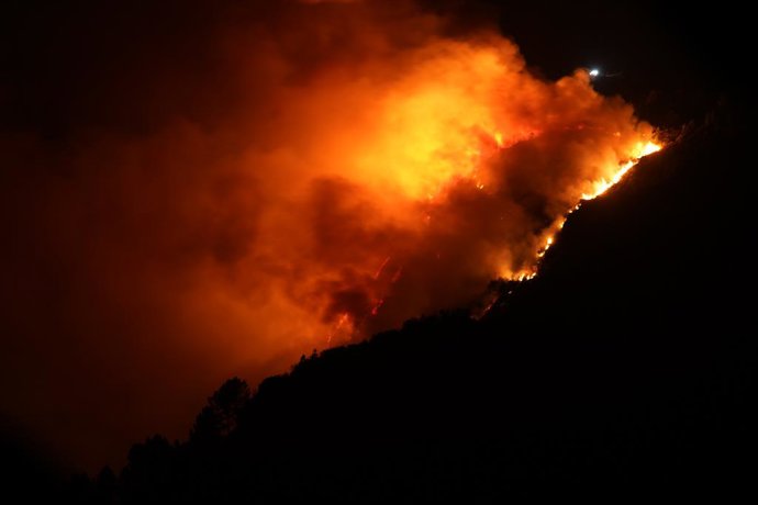 Vista del fuego, a 21 de agosto de 2025, en A Touza, Carballedo, Ourense, Galicia (España). El Sistema de Información de Incendios Forestales del programa europeo Copernicus eleva a 158.101 las hectáreas de superficie arrasada por los incendios en Galicia