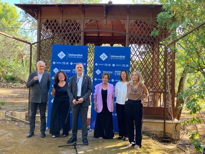 El rector de la UIB, Jaume Carot, atiende a los medios de comunicación rodeado de su equipo.
