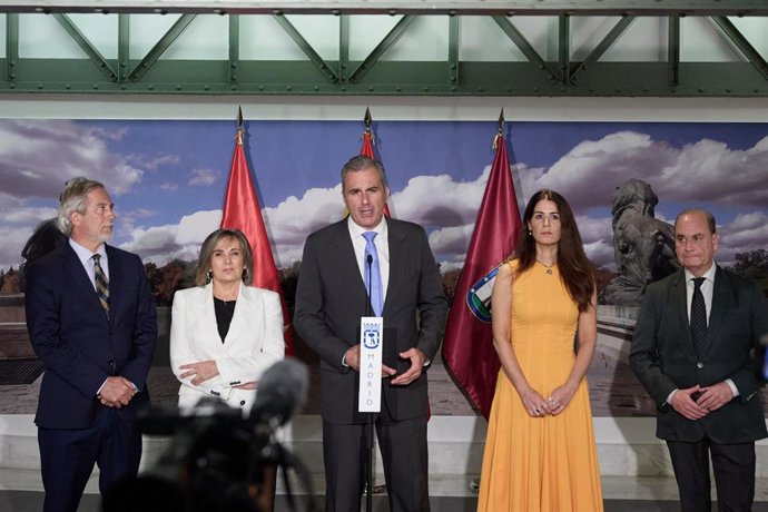 Archivo - El portavoz de VOX en el Ayuntamiento de Madrid, Javier Ortega Smith (c), ofrece declaraciones a los medios tras un pleno extraordinario del Ayuntamiento de Madrid