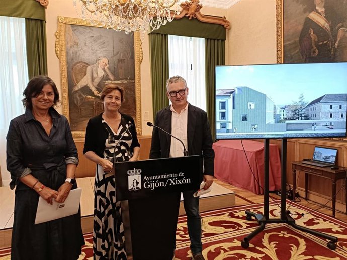 La alcaldesa de Gijón, Carmen Moriyón, presenta la licitación de las obras de Tabacalera Centro de Arte, acompañada del concejal de Infraestructuras Urbanas y Rurales, Gilberto Villoria, y de la concejala de Cultura, Montserrat López Moro.