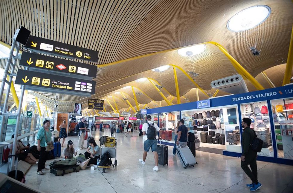 Archivo - Varias personas con maletas, en la terminal 4 del aeropuerto Adolfo Suárez Madrid-Barajas, a 24 de julio de 2025, en Madrid (España). 