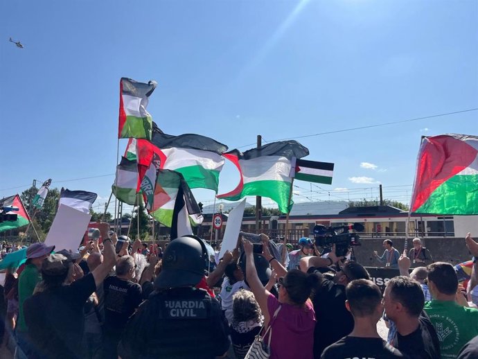 Banderas de Palestina en la salida de La Vuelta en Cabezón de la Sal