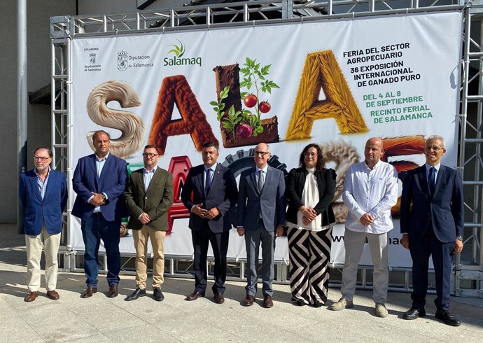 O presidente da Diputación de Salamanca, Javier Iglesias (centro), acompanhado pela vice-presidente da Red Cárnica, Patricia Rivera; o presidente da Diputación de Ávila, Carlos García, e o secretário-geral da FEMP, Luis Martínez-Sicluna.