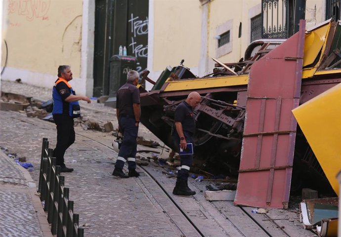 Restos del funicular de Gloria, en Lisboa, tras un accidente con 16 víctimas mortales
