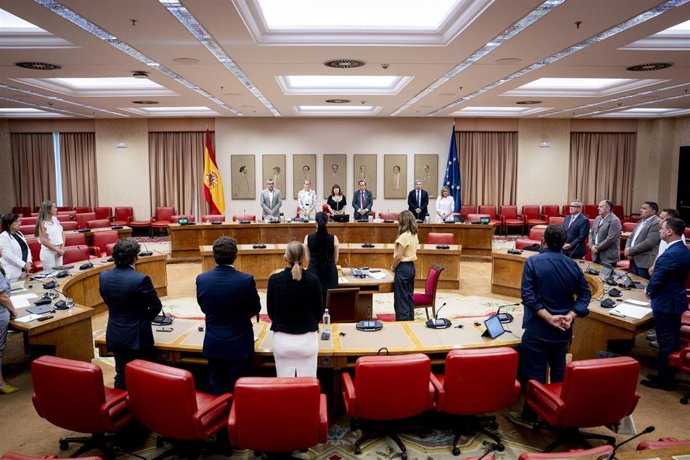 La vicepresidenta tercera y ministra para la Transición Ecológica y el Reto Demográfico, Sara Aagesen (2i), comparece en el Congreso de los Diputados,