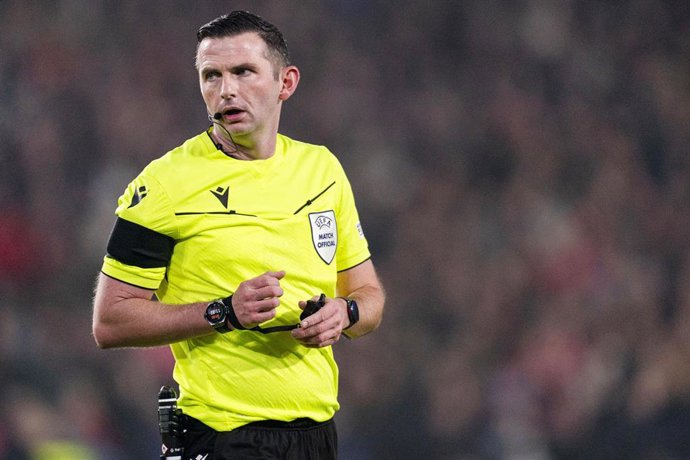 Archivo - El colegiado inglés Michael Oliver, durante un partido de Champions League.