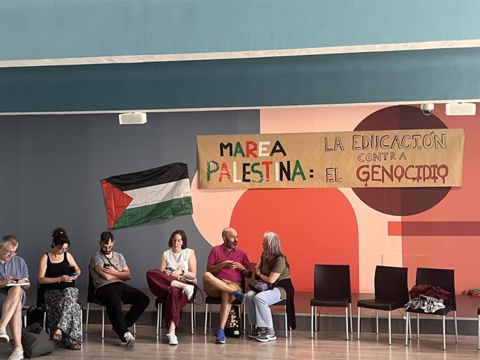 Docentes de 'Marea Palestina. La educación contra el genocidio', encerrados en el Círculo de Bellas Artes de Madrid.