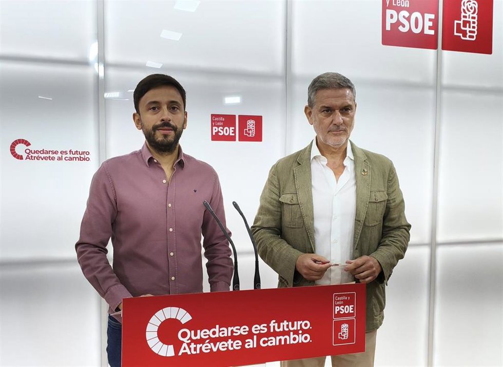 El secretario de Política Municipal del PSOECyL, Fran Díaz, (i) y el portavoz de Medio Ambiente del Grupo Socialista en las Cortes de Castilla y León, José Luis Vázquez.