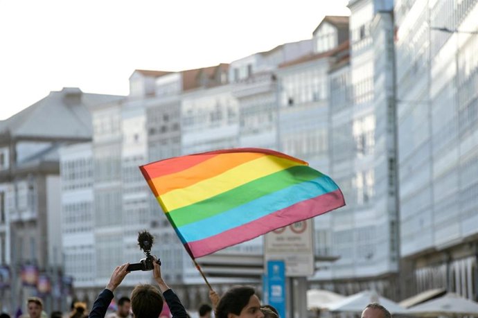 Archivo - Una bandera del colectivo LGTBI+ durante una manifestación por el Orgullo LGTBI+, a 28 de junio de 2023, en A Coruña, Galicia (España). 