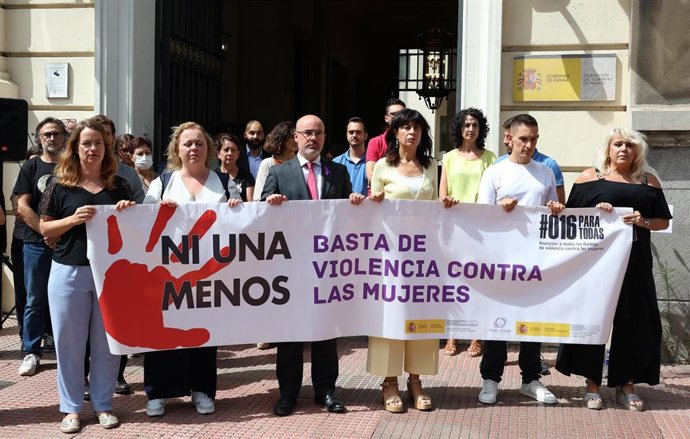 La ministra de Igualdad, Ana Redondo (4d), y el delegado del Gobierno, Francisco Martín Aguirre (4i), durante un minuto de silencio por el presunto asesinato de una mujer por violencia de género en Motril (Granada), a 2 de agosto de 2025, en Madrid. 