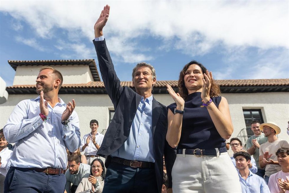 El presidente del Partido Popular, Alberto Núñez Feijóo (c), interviene junto a la presidenta del PP regional y de la Comunidad de Madrid, Isabel Díaz Ayuso (d), y el alcalde de Arganda del Rey, Alberto Escribano (i), en el inicio del curso político del