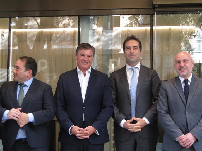 El ministro de Economía, Comercio y Empresa, Carlos Cuerpo; el presidente del ICO, Manuel Illueca; el presidente de Pimec, Antoni Cañete, y el delegado del Gobierno en Catalunya, Carlos Prieto