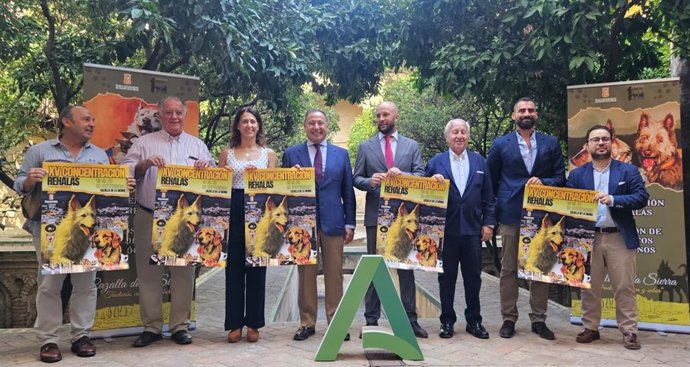 Ricardo Sánchez y Adrián Torres, en el centro, en la presentación de la concentración de rehalas de Cazalla de la Sierra.
