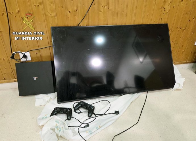 Consejo y televisor recuperados por la Guardia Civil