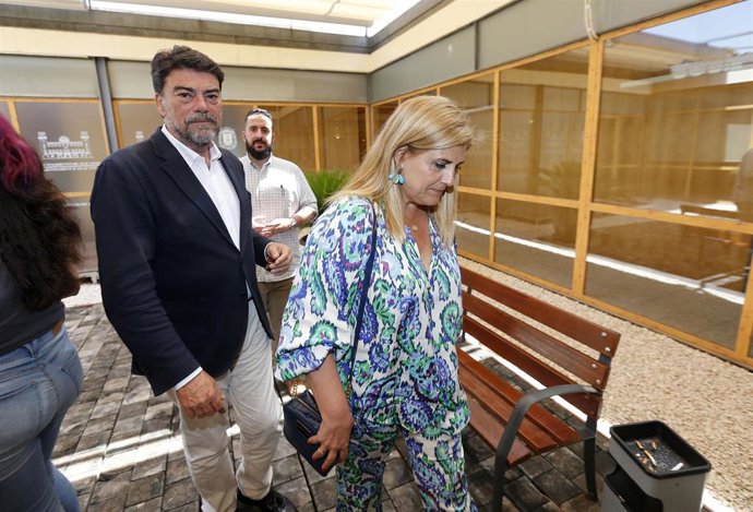 Archivo - El alcalde de Alicante por el PP, Luis Barcala (i), y la portavoz de Vox en el Ayuntamiento, Carmen Robledillo (d)