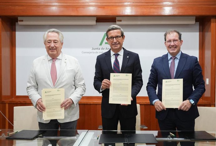 El consejero de Industria, Energía y Minas de la Junta de Andalucía, Jorge Paradela, y el presidente de la Fundación Minería y Vida, Javier Targhetta, junto al secretario general de la Fundación, César Luaces, en la firma del convenio.