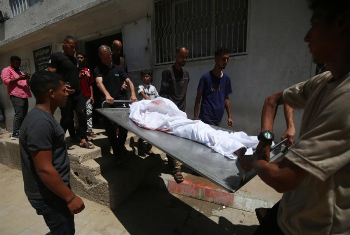 Archivo - Arquivo - 8 de julho de 2025, Cidade de Gaza, Faixa de Gaza, Território Palestino: Os cadáveres são vistos deitados no chão enquanto os palestinos lamentam a perda de seus entes queridos após um ataque israelense a tendas que abrigavam pessoas d