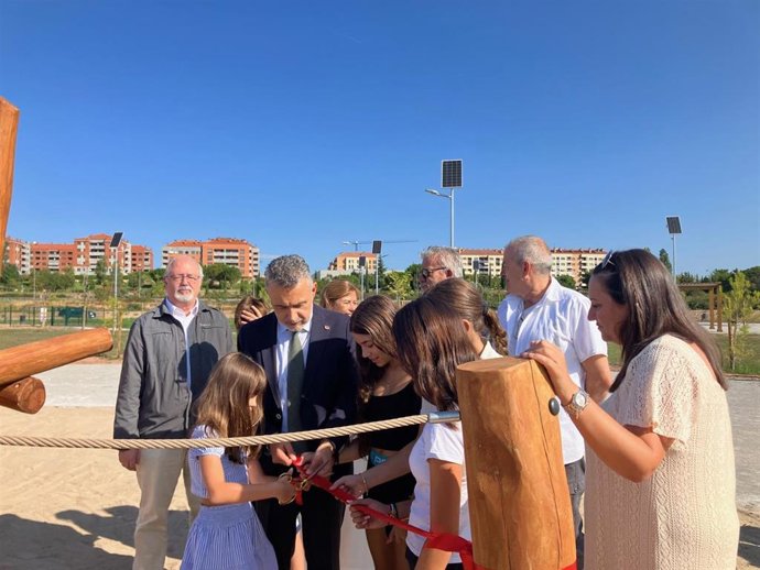 El alcalde de Logroño, Conrado Escobar, inaugura el nuevo parque de Las Tejeras