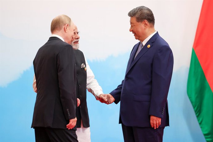 CHINA, TIANJIN - SEPTEMBER 3, 2025: Vladimir Putin, President of Russia, his Chinese counterpart Xi Jinping (L-R front), and Narendra Modi, Prime Minister of India, hold hands ahead of a meeting of the SCO (Shanghai Cooperation Organisation) Heads of Stat