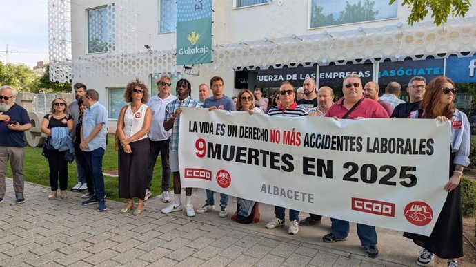 Concentración de CCOO y UGT en protesta por la siniestralidad laboral celebrada en Albacete.