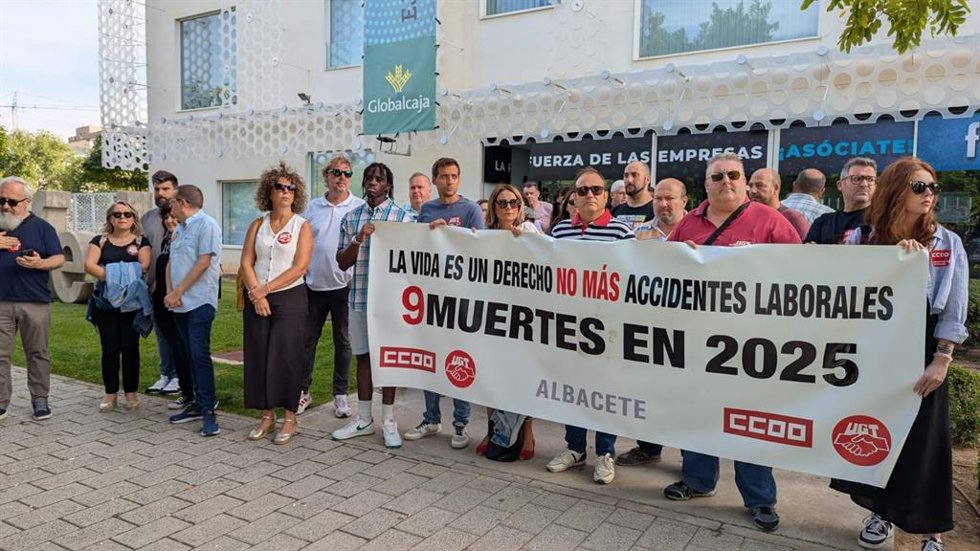 Concentración de CCOO y UGT en protesta por la siniestralidad laboral celebrada en Albacete.