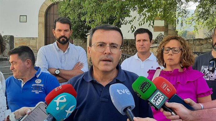 El secretario general del PSOE de Extremadura, Miguel Ángel Gallardo, atiende a los medios en Jarilla