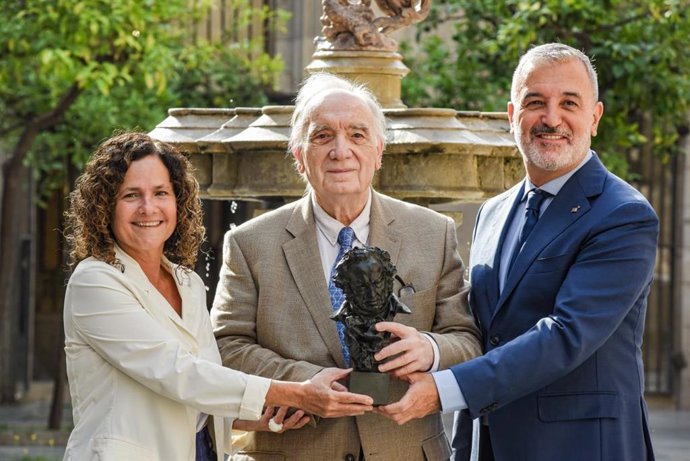 (i-d) La consellera de Cultura de la Generalitat, Sònia Hernández, el presidente de la Academia del Cine, Fernando Méndez Leite, y el alcalde de Barcelona, Jaume Collboni, en la presentación de los Goya.