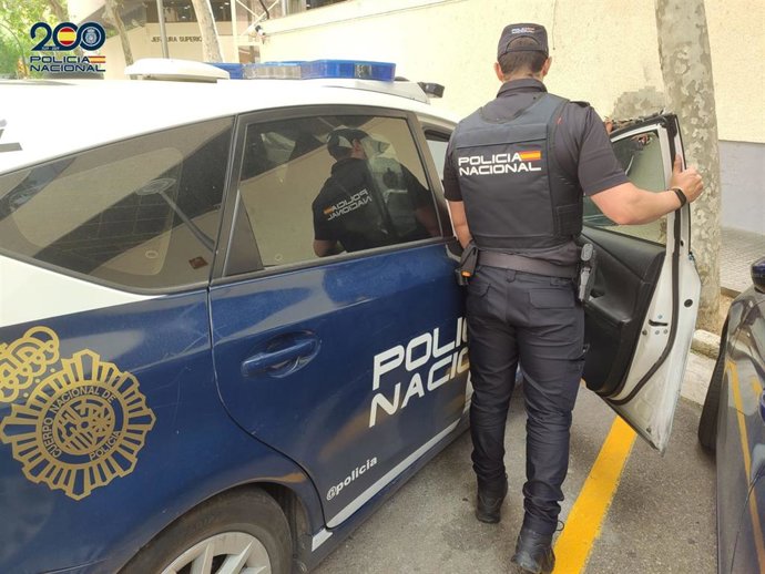 Un agente de la Policía Nacional entrando en su vehículo. ARCHIVO.