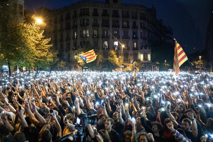 Archivo - Concentración frente a la Delegación del Gobierno en la séptima jornada de protestas en Barcelona contra la sentencia del 'procés', a 20 de octubre de 2019.