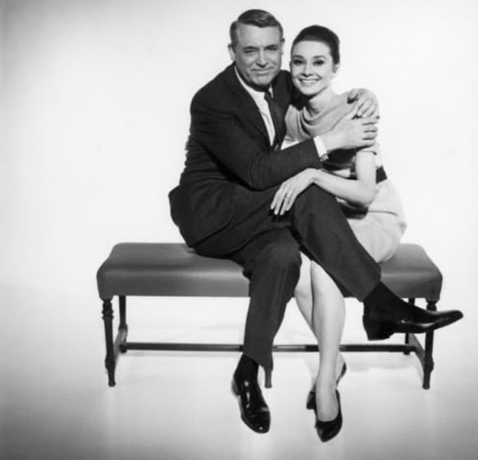 Cary Grant y Audrey Hepburn protagonizan 'Charada'.