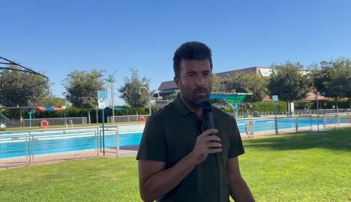 El concejal de Deportes de Mairena del Alcor atiende a los medios para hacer balance de la temporada de verano en la piscina municipal.
