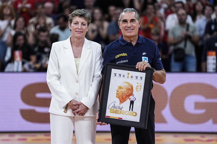 Sergio Scariolo, técnico da Espanha, recebe homenagem no final do jogo ao lado de Elisa Aguilar, presidente da FEB, durante o Torneio Cidade de Madri, partida de basquete disputada entre Espanha e Alemanha na Arena de Madri em 21 de agosto de 2025 em Madr