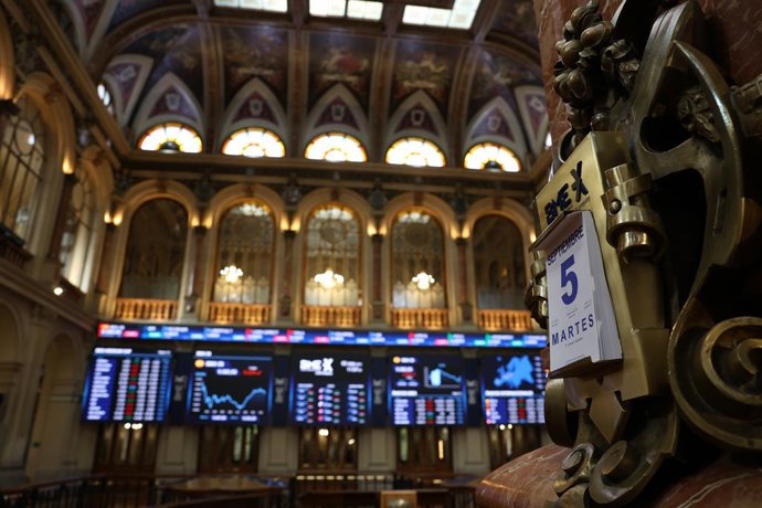 Archivo - Calendario a día 5 de septiembre en el Palacio de la Bolsa de Madrid, a 5 de septiembre de 2023, en Madrid (España). El Ibex 35 ha iniciado la sesión de hoy con un descenso del 0,2%, lo que ha llevado al selectivo a perder la cota de los 9.400 p