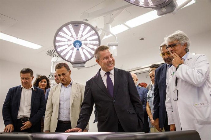 El titular del Ejecutivo regional, Emiliano García-Page, visita el nuevo edificio polivalente del Complejo Hospitalario Universitario de Albacete.