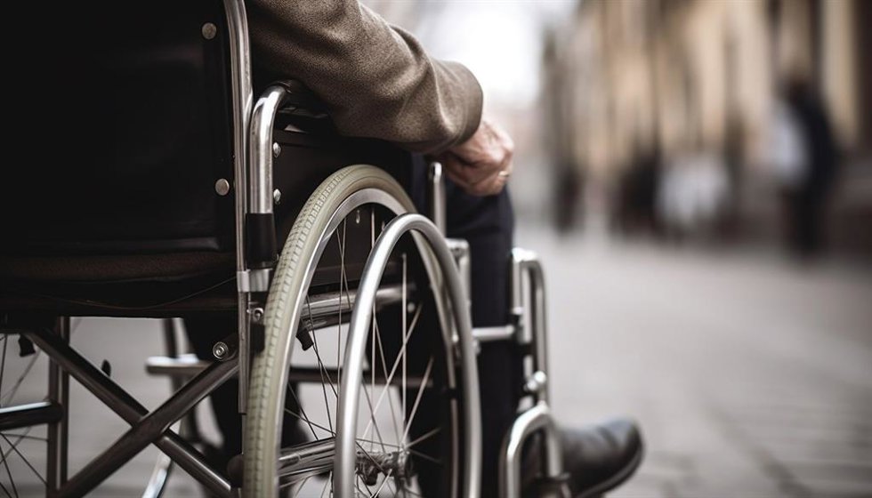 Imagen de una persona en silla de ruedas.
