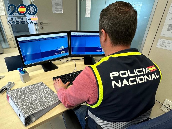 Archivo - Agente de Policía Nacional