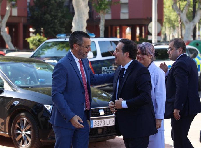 Archivo - El alcalde de La Línea, Juan Franco, recibe al ministro de Exteriores, José Manuel Albares, en una visita al municipio.