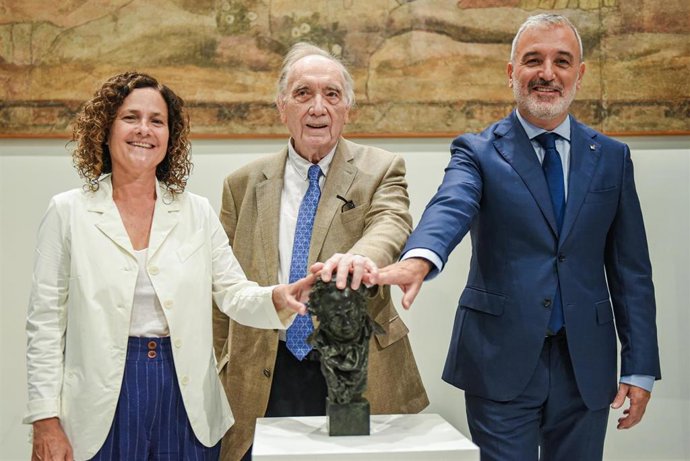 El alcalde de Barcelona, Jaume Collboni (d), la consellera Sònia Hernández (i) y el presidente de la Academia del Cine Fernando Méndez-Leite (c) presentan los Premios Goya 2026, en el Palau de la Generalitat, a 5 de septiembre de 2025, en Barcelona