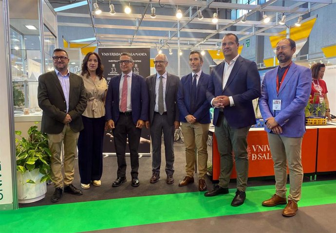 El rector de la Universidad de Salamanca, Juan Manuel Corchado, (tercero por la izquierda) junto al presidente de la Diputación de Salamanca, Javier Iglesias (en el centro).